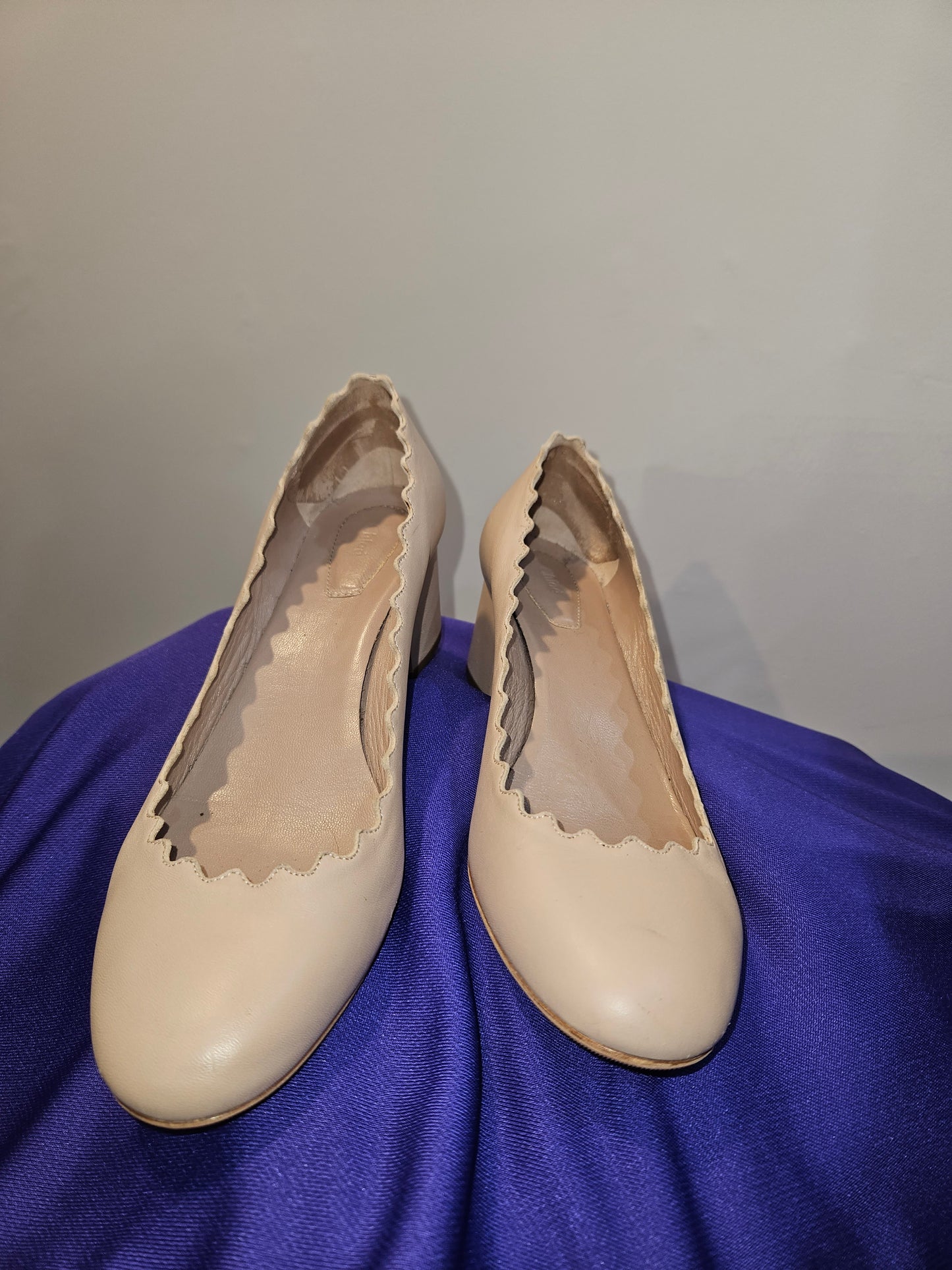 CHLOÉ Lauren Scalloped Leather Pumps Sz 36.5