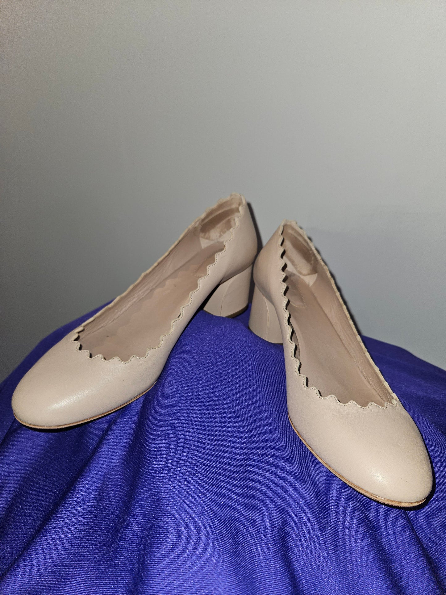 CHLOÉ Lauren Scalloped Leather Pumps Sz 36.5