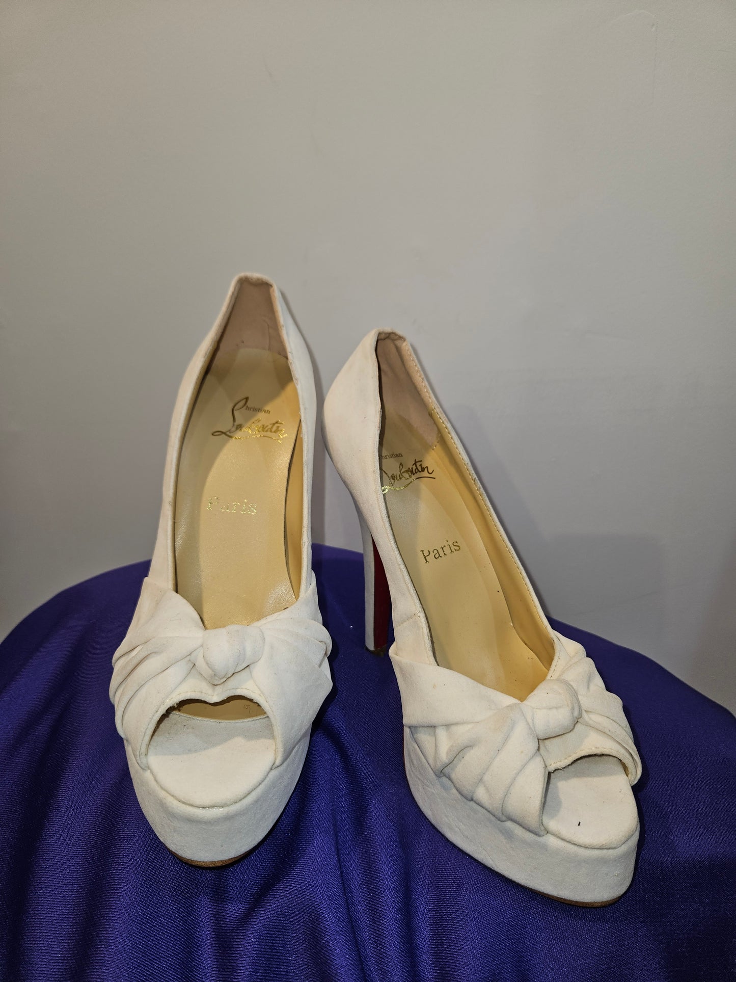 CHRISTIAN LOUBOUTIN White Stiletto Cream Heels Sz 39