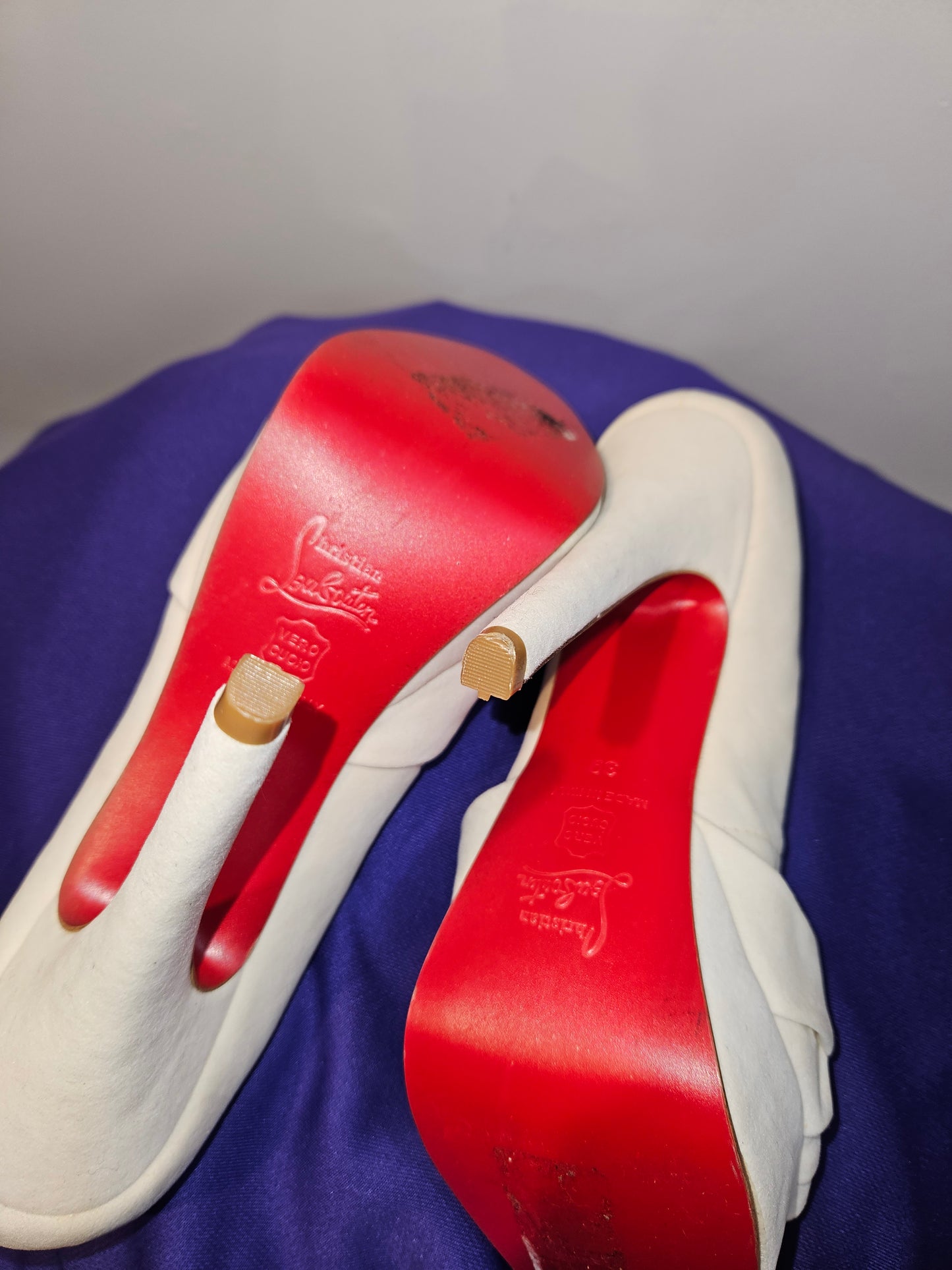 CHRISTIAN LOUBOUTIN White Stiletto Cream Heels Sz 39