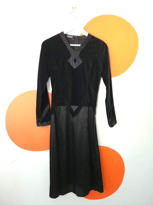 WORLD 'I Can Resist Everything Except Temptation' Black Velvet Dress Sz S